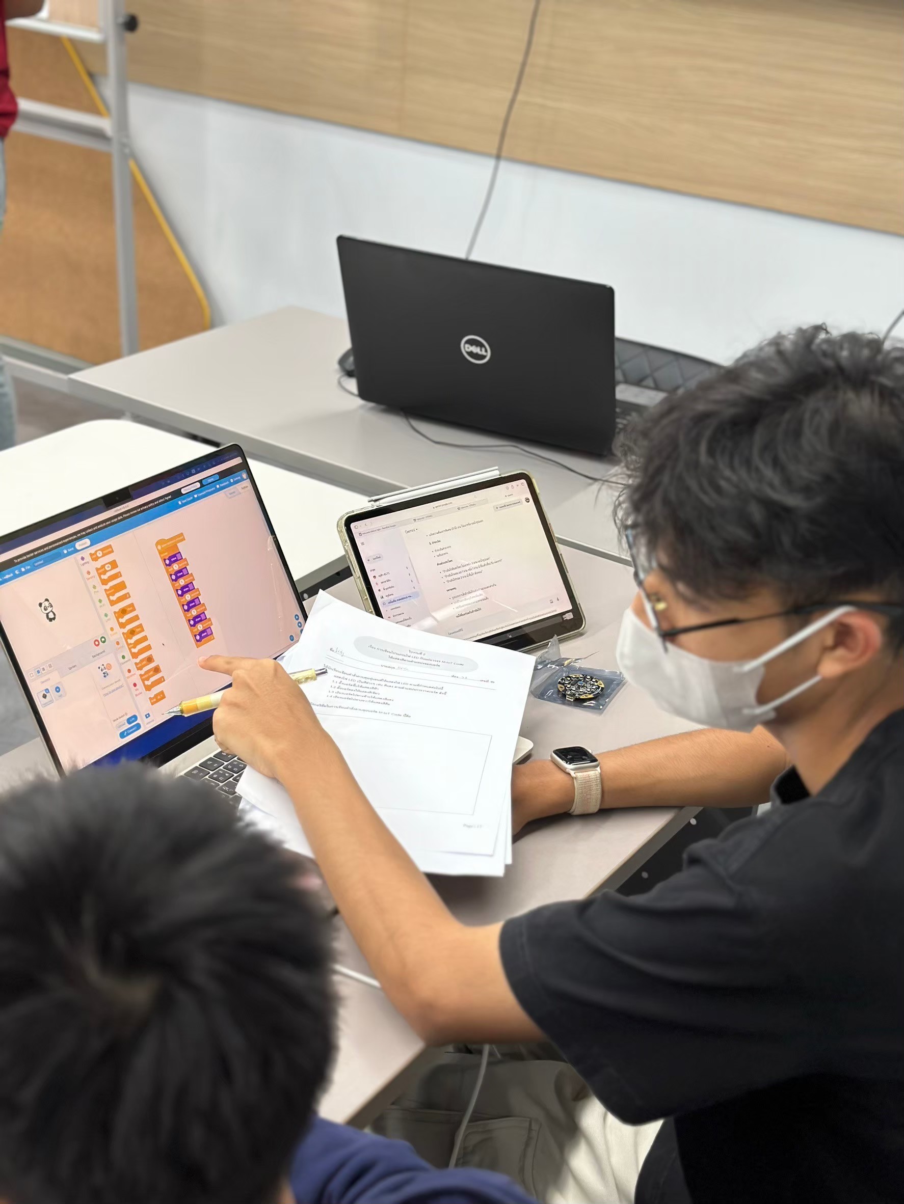 กิจกรรมการเขียนคำสั่งควบคุมบอร์ด M-loT Code